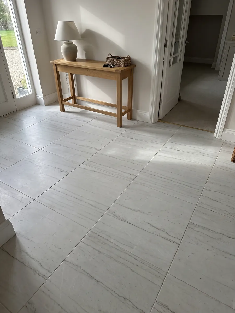 Entryway floor in large Mont Blanc white quartzite slabs with natural light: nearly clean white with two or three very fine gray lines