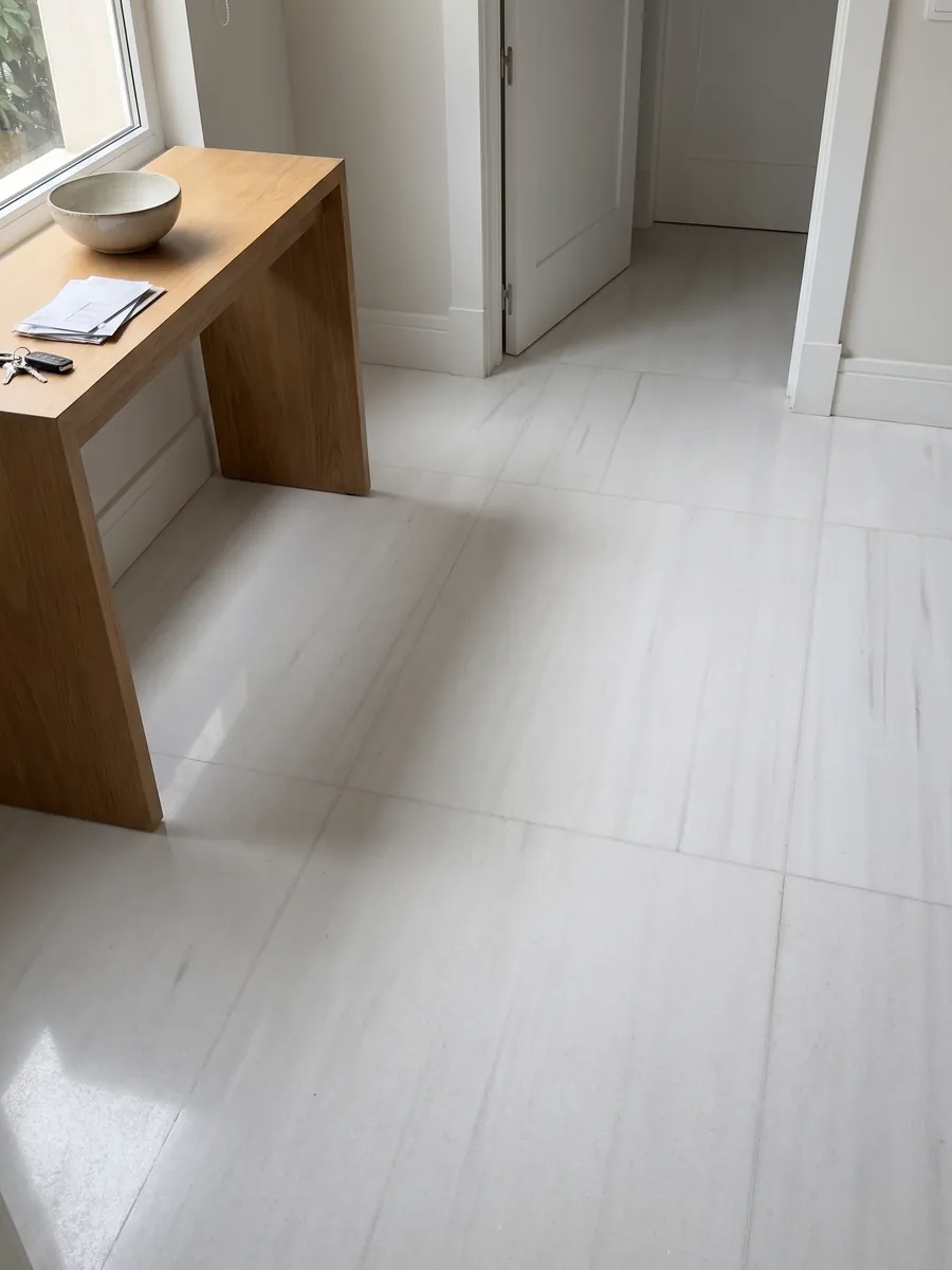 Entryway floor in large Bianco Sivec marble slabs with natural light: a very pure, even white with practically no pattern