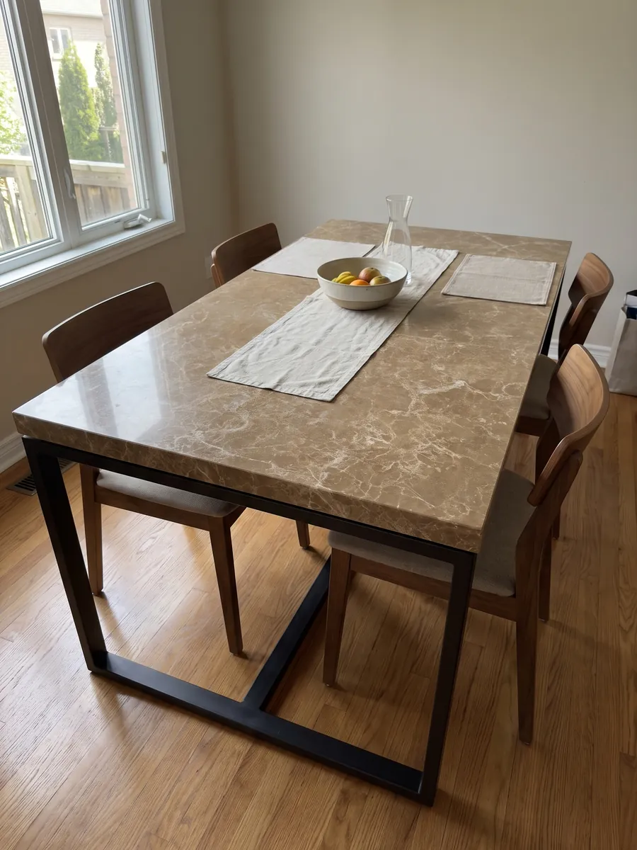 Dining table with a Jolie Brown marble top on a steel base: caramel brown covered by a fine network of cream-colored veins