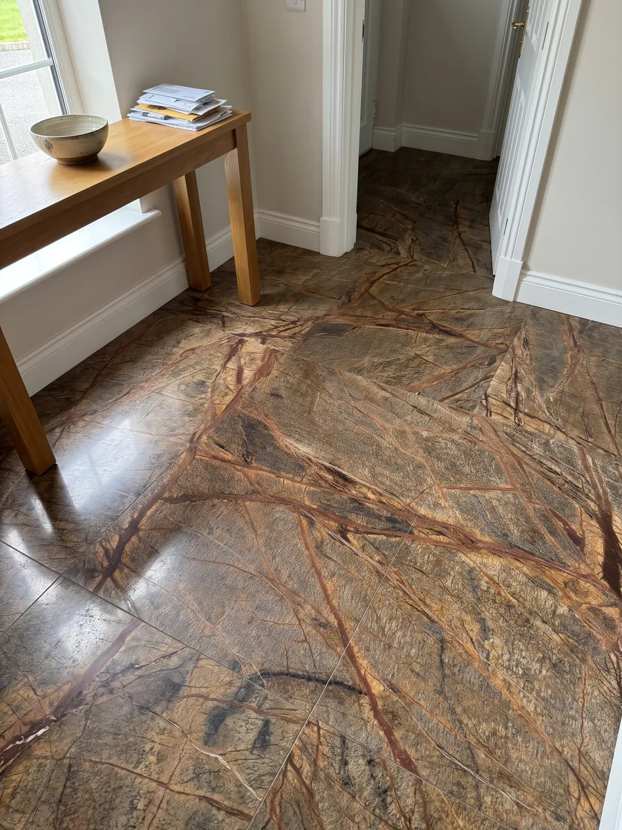 Entryway floor in large Picasso Brown marble slabs with natural light: olive brown crossed by a net of rust-red veins