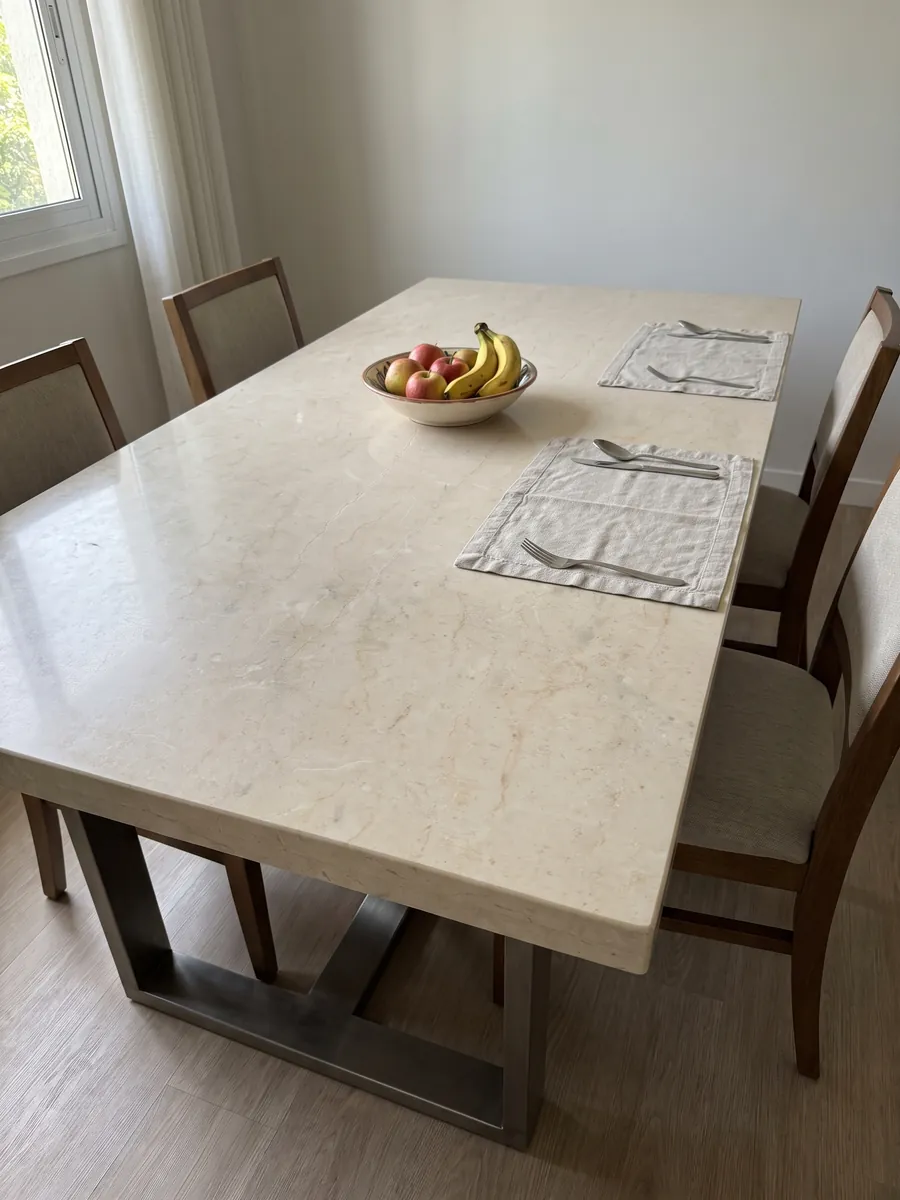 Mesa de jantar com tampo de Mármore Crema Marfil sobre base de aço: creme uniforme quase sem desenho