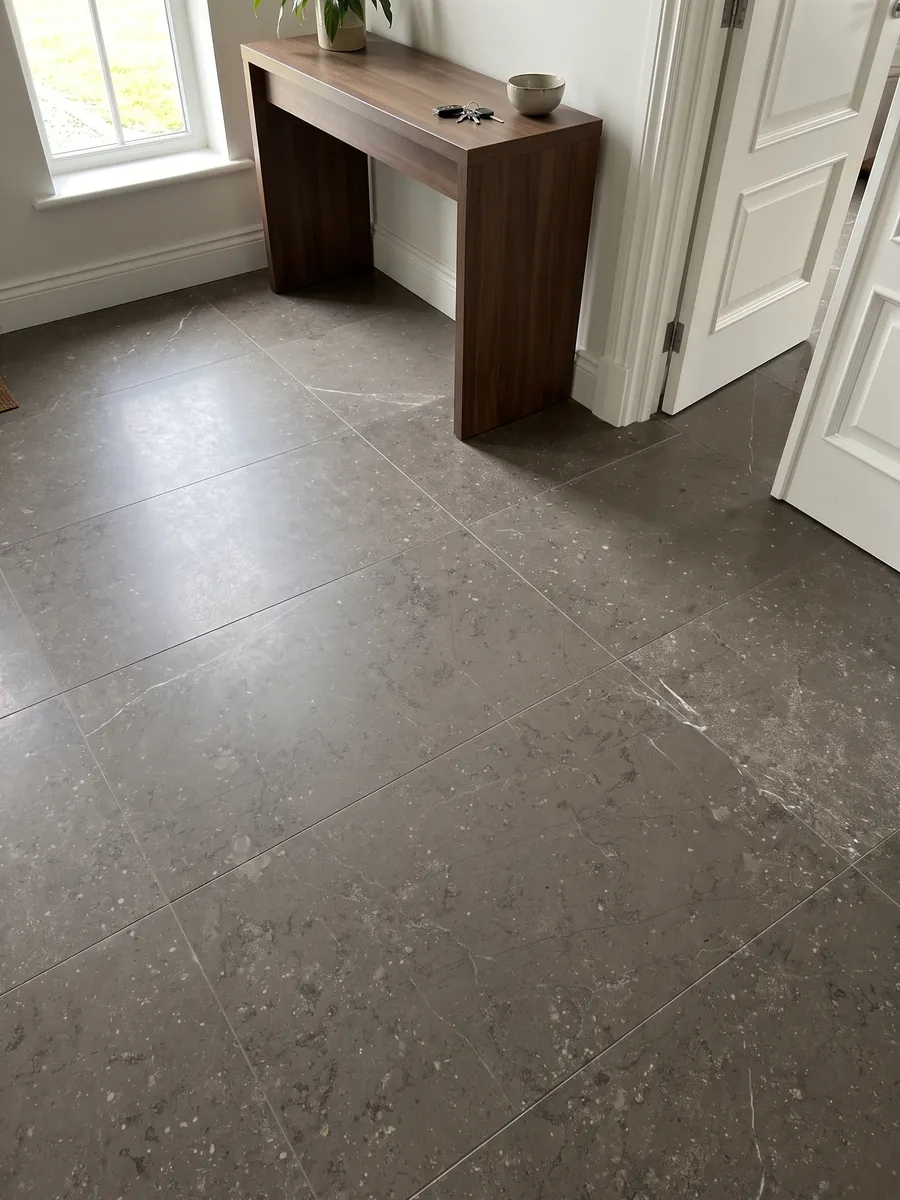 Entryway floor in large Grigio Antracite marble slabs with natural light: taupe gray with small flecks and barely a fine white vein
