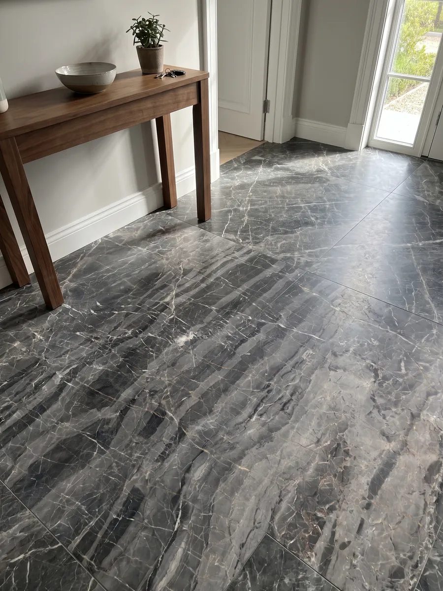 Entryway floor in large gray Bellagio marble slabs with natural light: gray bands stepped on the diagonal with a fine network of white veins