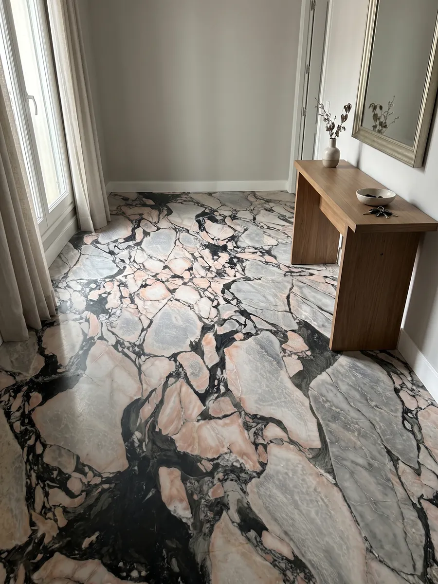 Entryway floor in large gray Notre Dame marble slabs with natural light: gray and salmon pink fragments enclosed by thick black veins