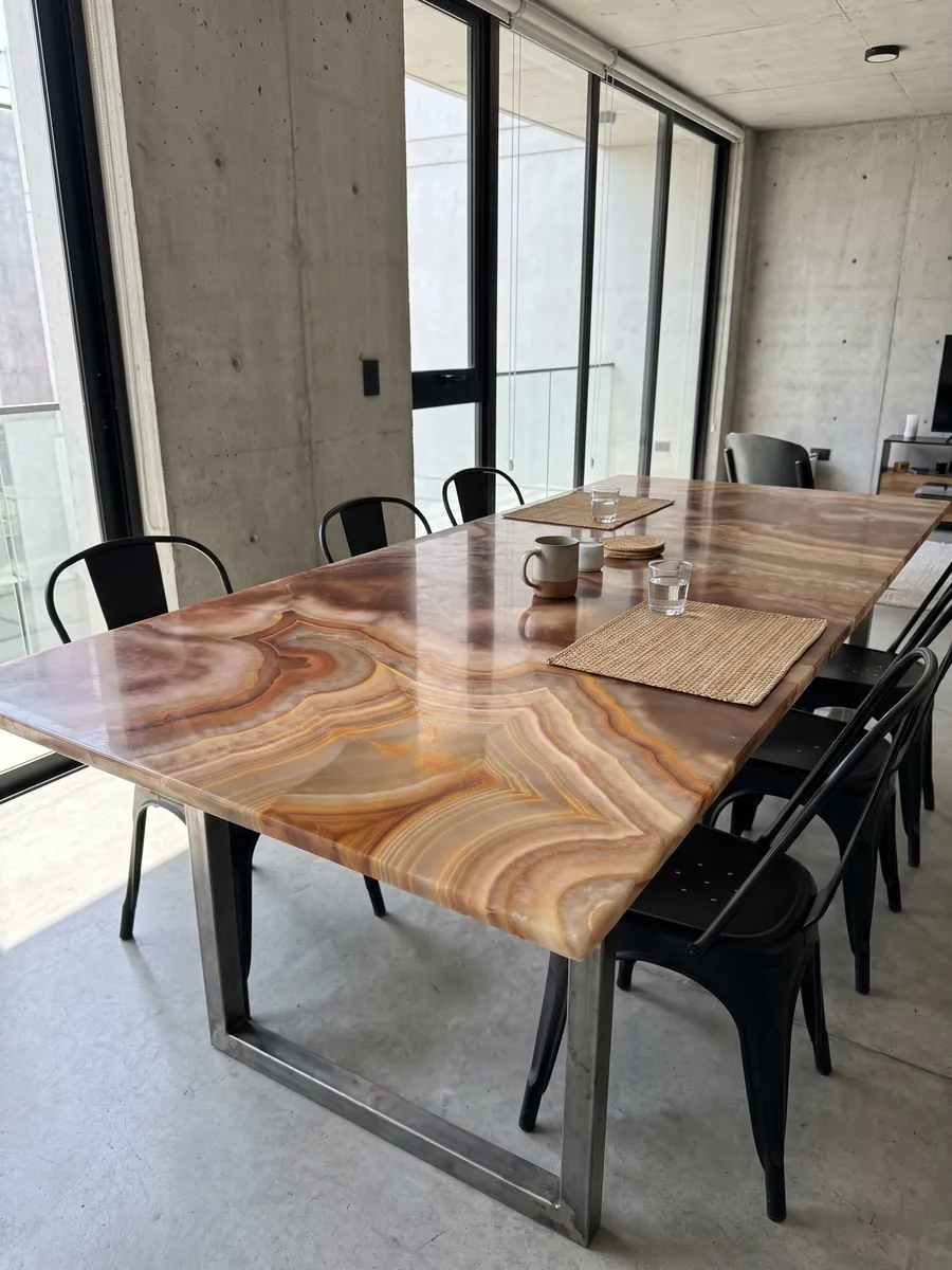 Dining table with a Sultano brown onyx top on a steel base: rust brown with very defined concentric orange and cream rings