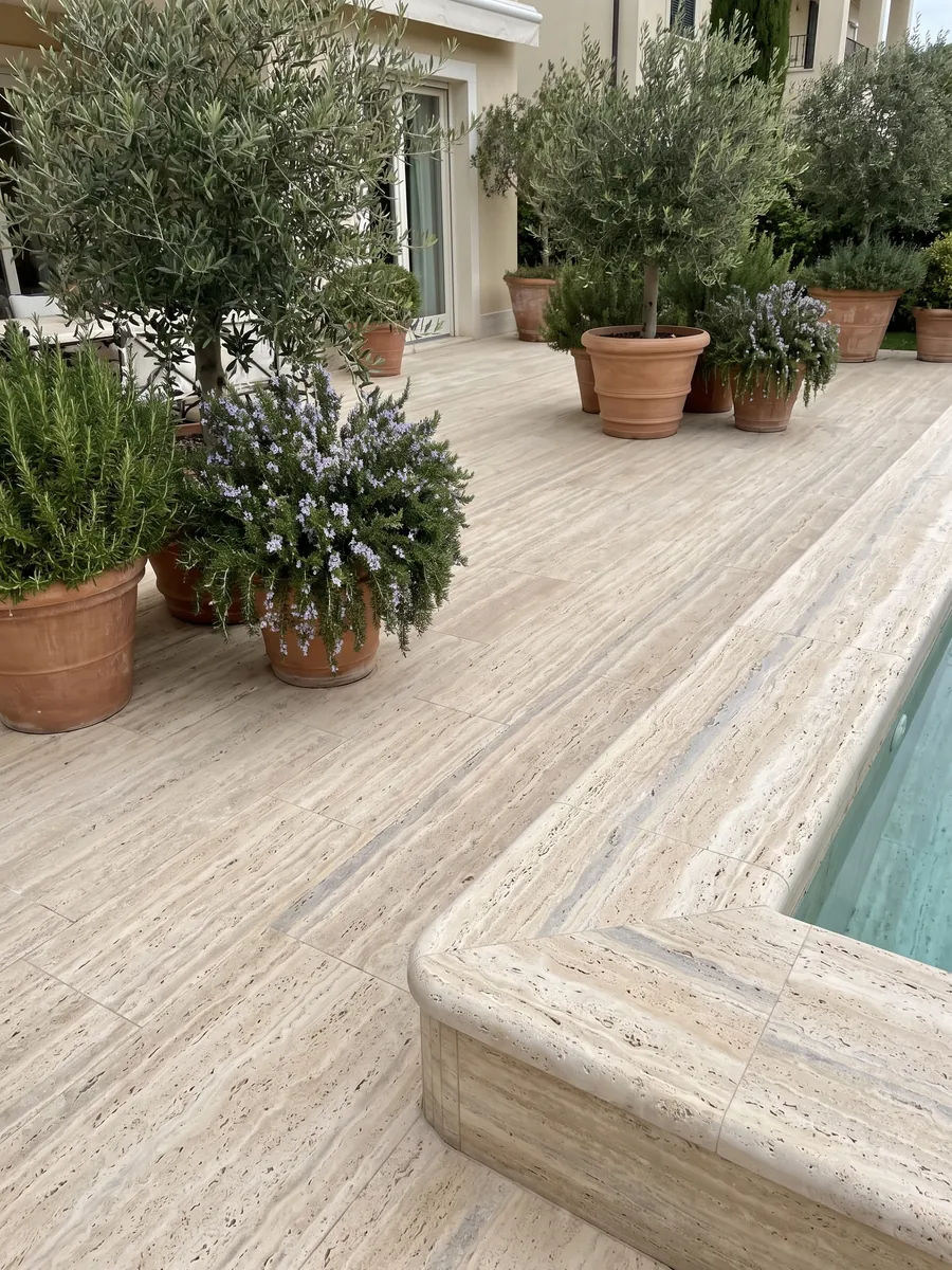 Terrace floor and pool coping in beige Striato travertine with planters: beige with fine horizontal stripes and a wider gray band here and there