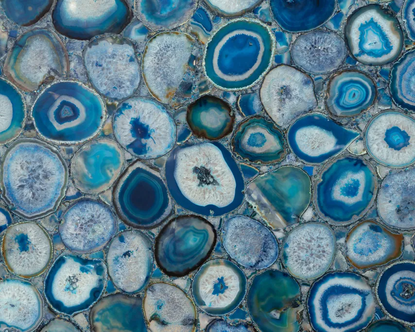 Chapa de Ágata Azul: mosaico de fatias com anéis azuis e centros brancos