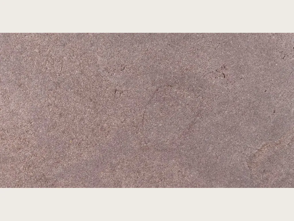 Santafiora Brown sandstone slab: an even mauve fine grain in a matte finish