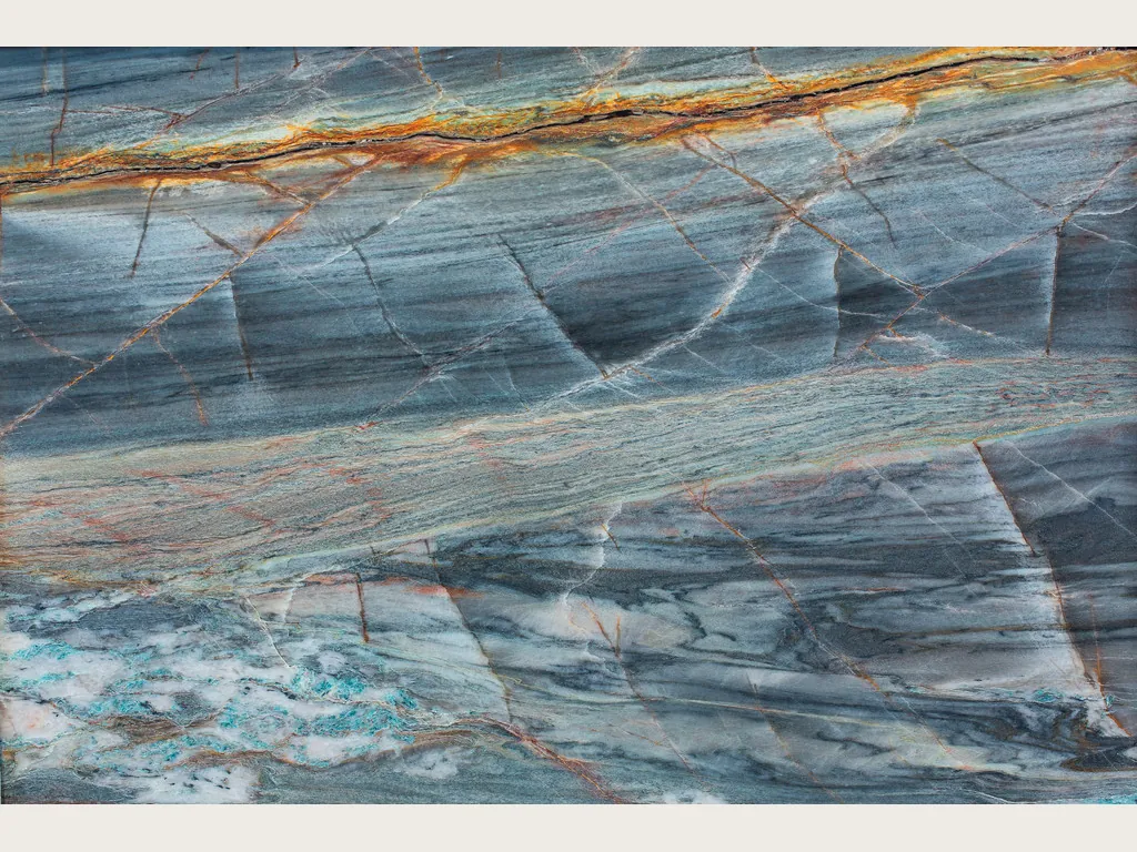 Blue Atlantic quartzite slab: horizontal grayish blue bands with ocher-orange lines, fine white veins and a strong orange vein