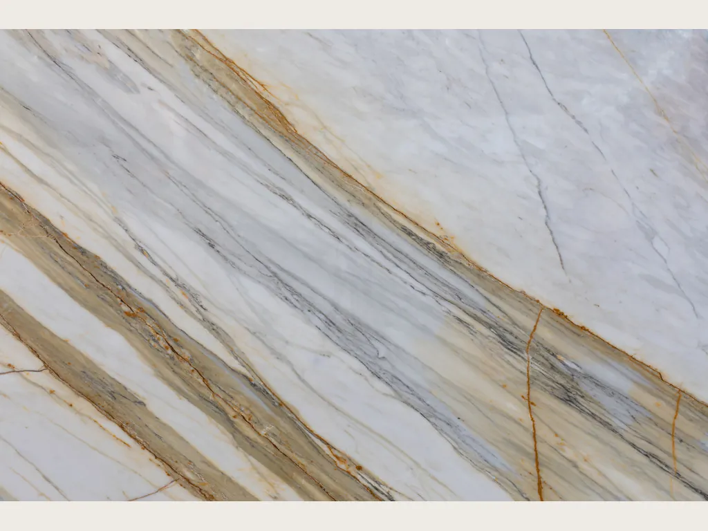 Gray Calacatta Supreme marble slab: beige and gray bands in a diagonal with fine ochre lines over a lavender background