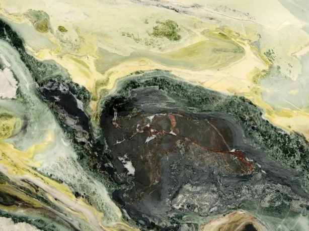 Close-up of the Dream Green slab: the polish shine and a dark green wave over the pale lime background.