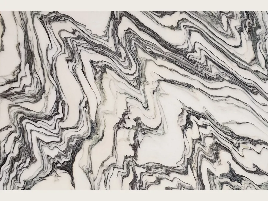 Slab of white Fantastico Arni marble: a warm white background with black veins folded in a zigzag
