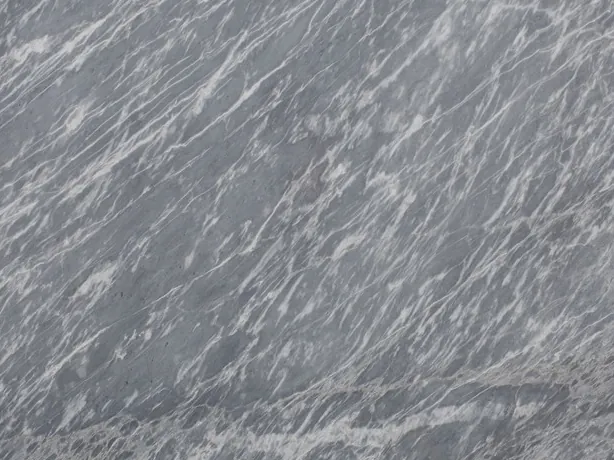 Grigio Perla marble detail: short, very dense white streaks over the blue-gray, with the shine of the polish