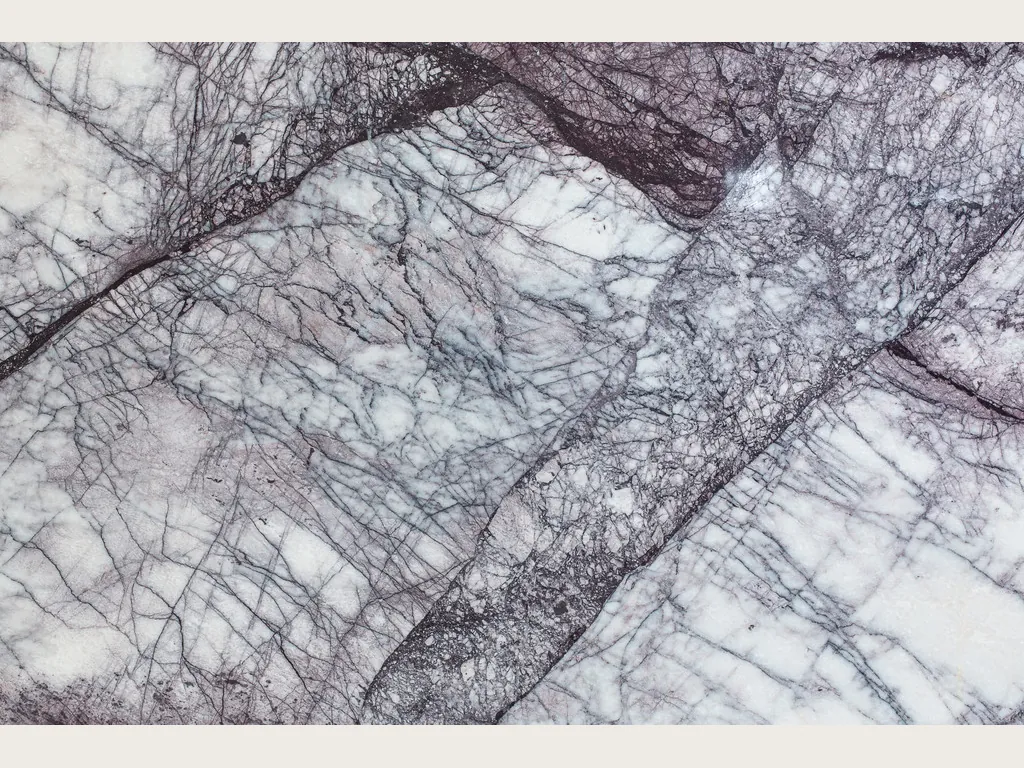 Slab of white Lilac marble: a dense web of dark violet veins in diagonal bands over the white background