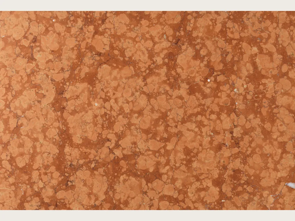 Chapa de mármore vermelho Rosso Verona: fundo vermelho arroxeado com nuvens bege e dois veios brancos verticais (outra chapa)