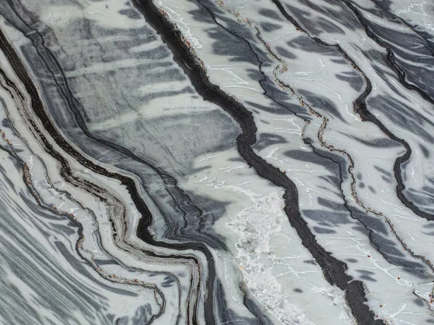 Detail of Silver Stream gray marble: the density of the black bands and the shine of the polish