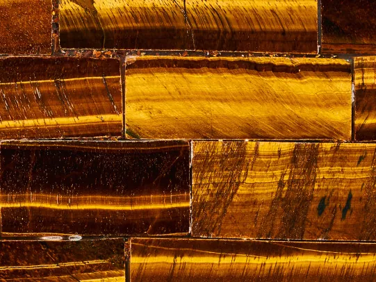 Golden tiger's eye detail: gold and amber bands with a shifting sheen in every strip