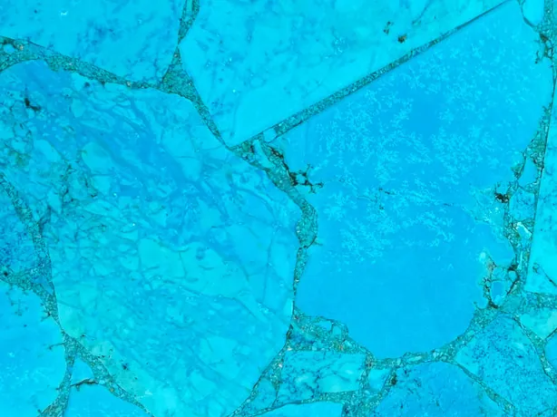 Detail of the turquoise slab: the mosaic of pieces and fine joints